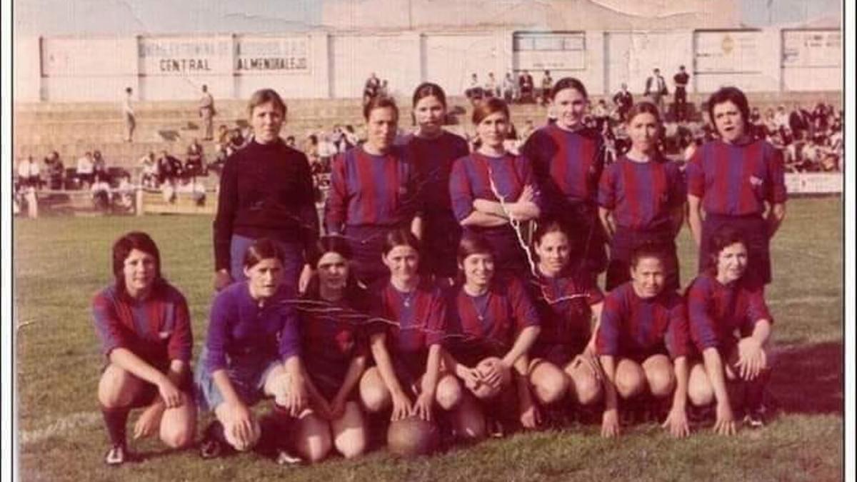 Jugadoras almendralejenses con el Extremadura Femenino