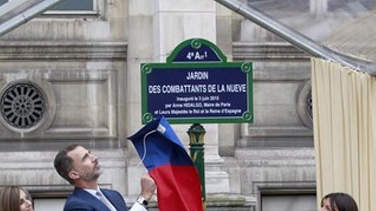 El Rey, junto a Letizia, descubre con Anne Hidalgo la placa del jardín conmemorativo de 'La Nueve'.