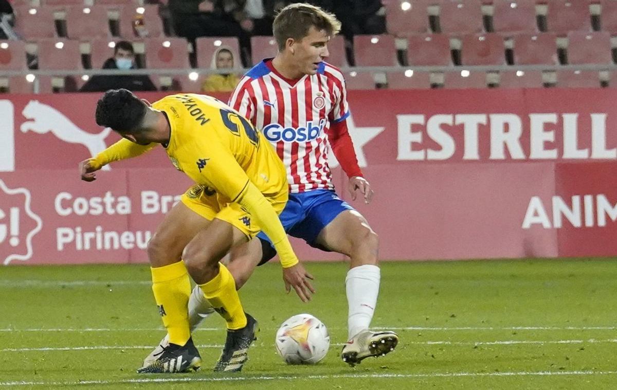 Artero retalla davant Moyano durant el partit de dijous contra l’Alcorcón. | MARC MARTÍ