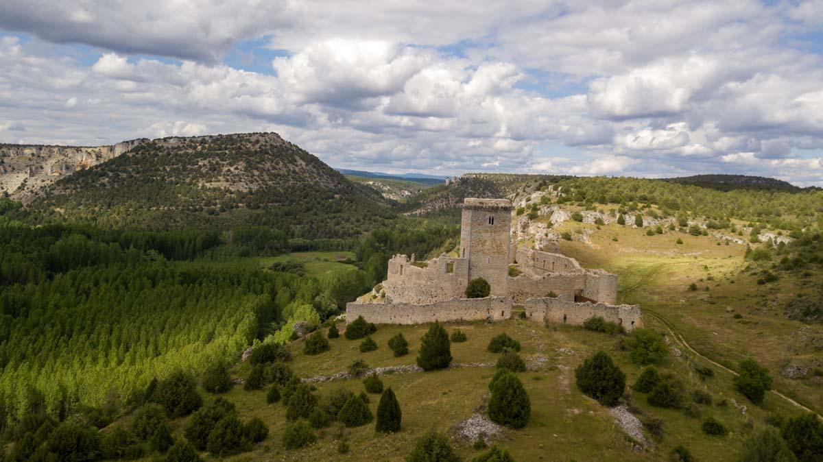 El castillo de Ucero se eleva sobre un espolón rocoso que marca la entrada al Cañón del Río Lobos