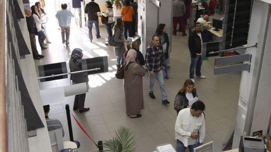 Usuarios en una oficina de empleo de Málaga capital.