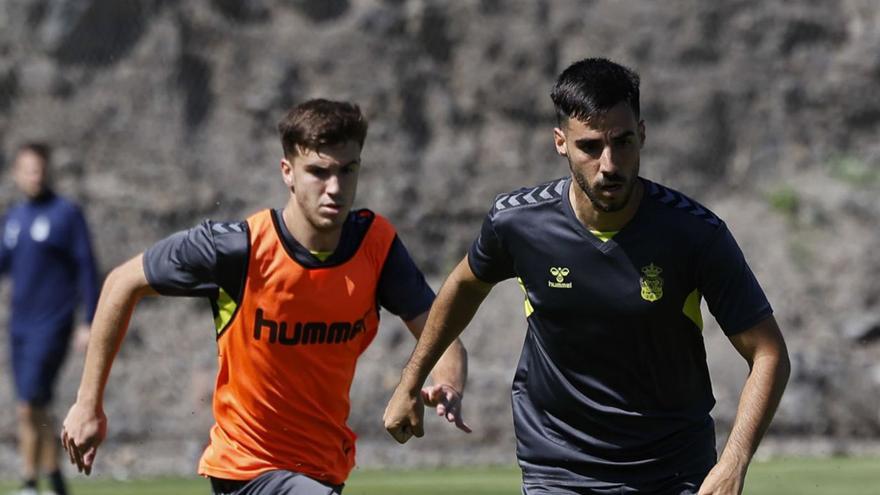 Fabio González, perseguido por Maxi Perrone durante el entrenamiento del martes pasado. en Barranco Seco.