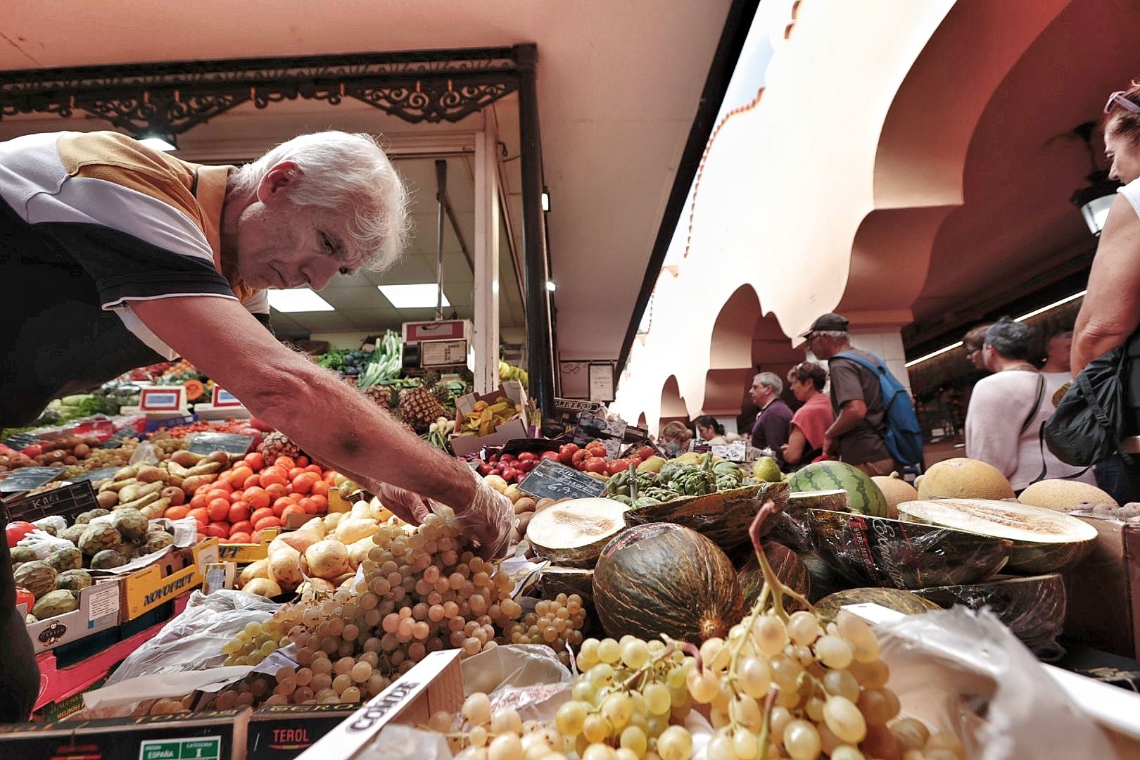 Compra de uvas en el mercado de Santa Cruz de Tenerife