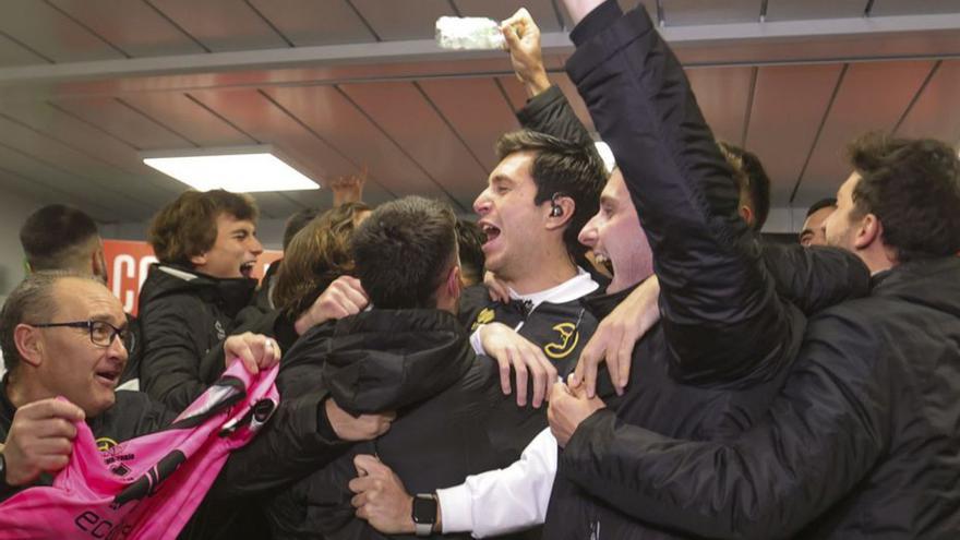 Los jugadores de Unionistas celebran el sorteo. |  // EFE