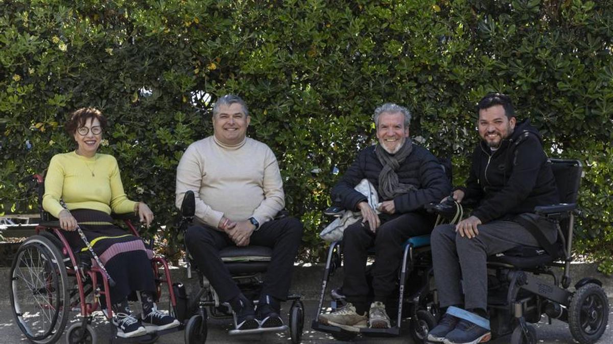 Concha, José, Antonio y José Luis, cuatro pacientes con ELA, posan en Levante-EMV.
