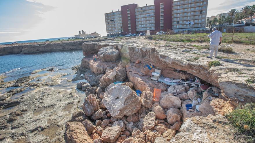 Las calas de Torrevieja, cobijo de los sin techo