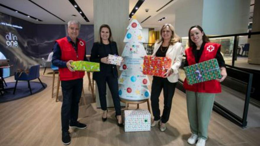 ‘El Árbol de los Sueños’ de CaixaBank dejará regalos a 74 niños en las Pitiusas