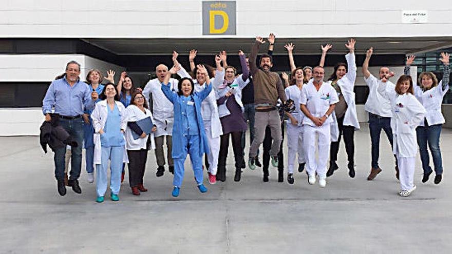 El personal de la Unidad de Seguridad del Paciente, saltando frente al hospital.