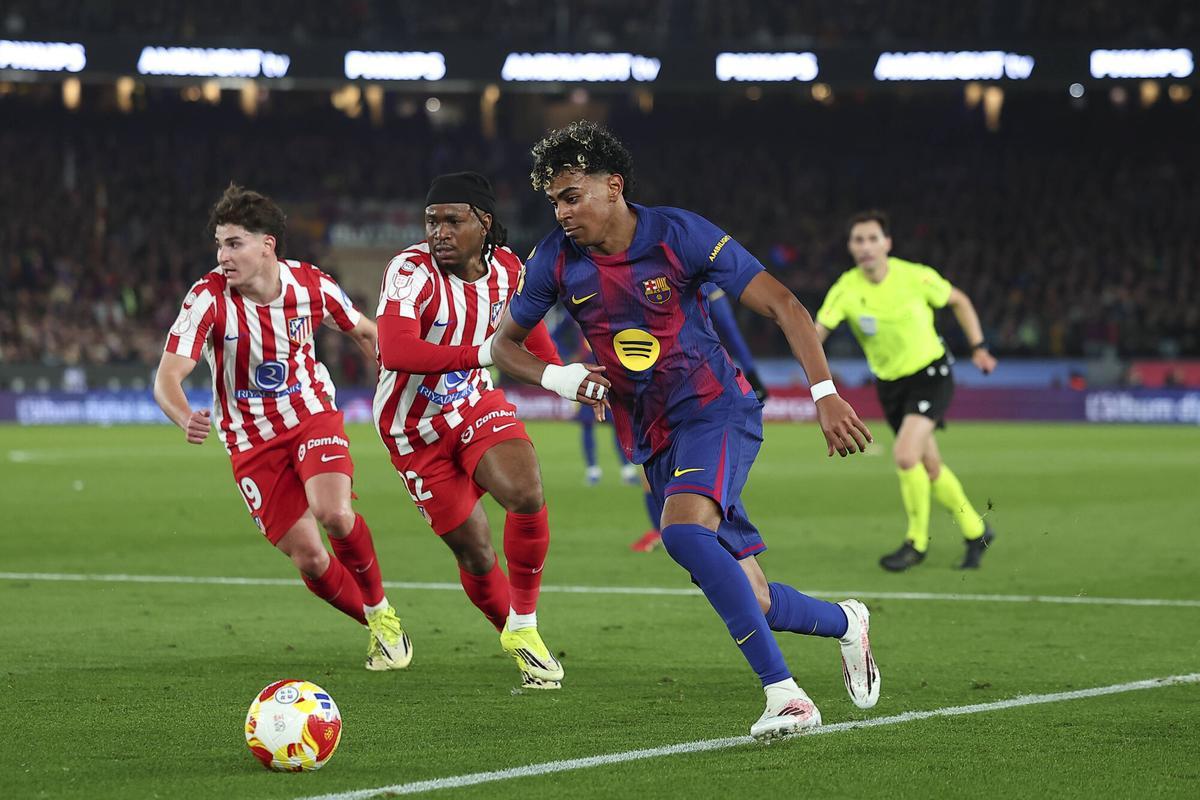 Lamine Yamal regateando ante Lookman y Julián Álvarez