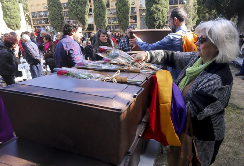 Entrega de los restos de los fusilados por el franquismo a sus familiares, en Paterna