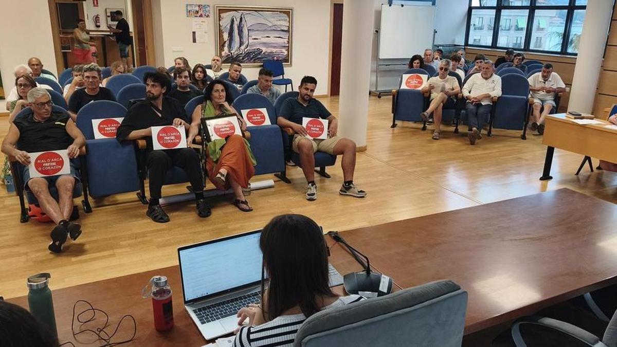 Los colectivos que impulsaron la moción portaron carteles contra el proyecto.