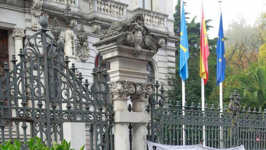 Protesta de funcionarios el pasado jueves ante la Junta.