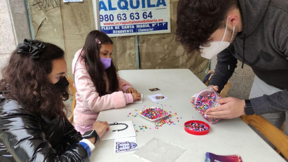 Taller de Hama Beads navideños. | E. P.