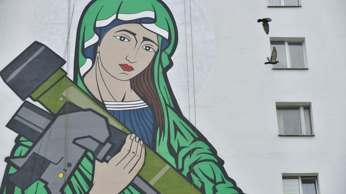 Un mural de una virgen María con un lanzagranadas Javeline.