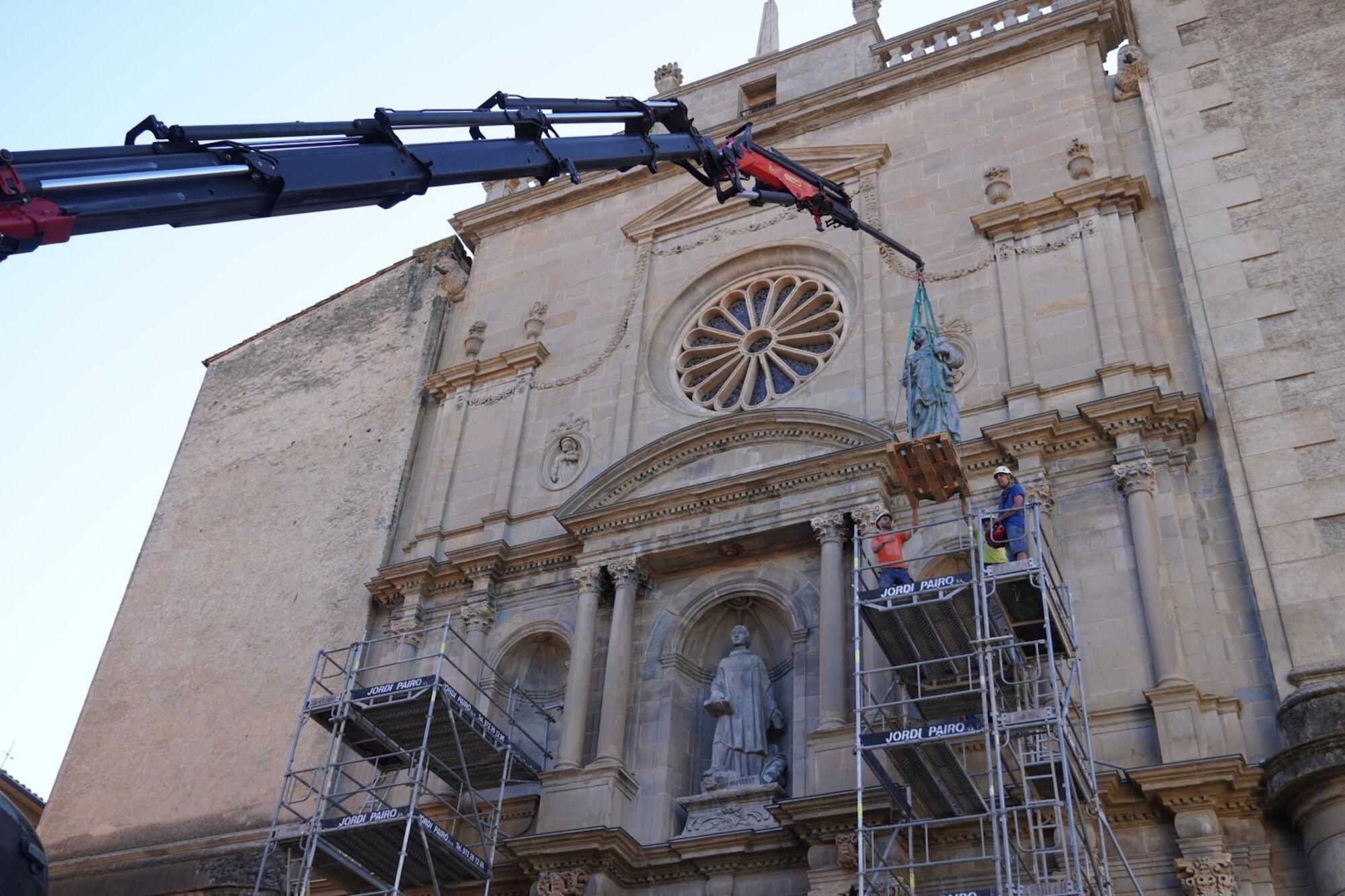 Un instant de la col·locació d'una imatge de les figures a la basílica de Sant Esteve