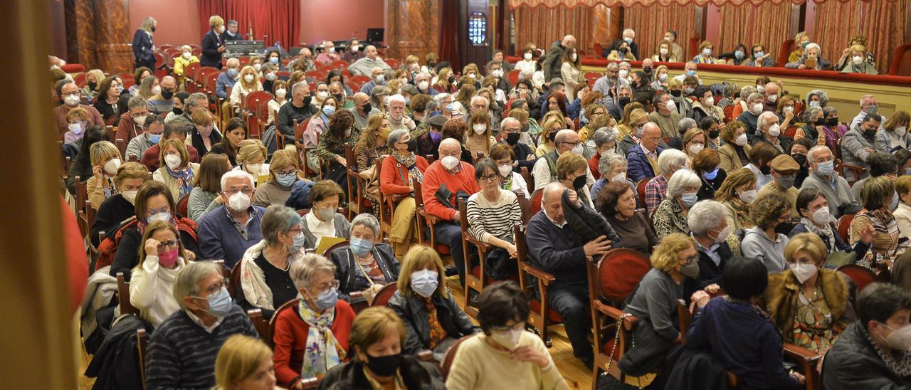 Público en el teatro Palacio Valdés.