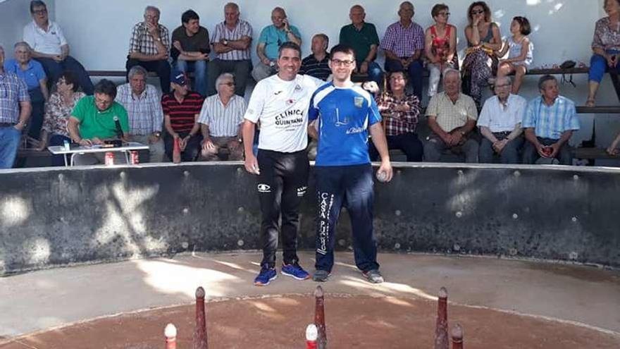 Pruneda y Berto Faya, antes de su semifinal en la bolera de Mestas de Con.