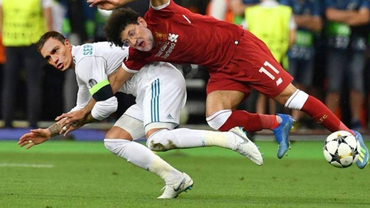 Pedro Sánchez, como si fuera Sergio ramos, hace caer a Rajoy (Mahamed Salah), en la polémica entrada en la que el madridista lesionó al delantero del Liverpool en la final de Champions 2018.