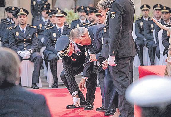 Santafé y Barceló pugnan por coger la medalla.