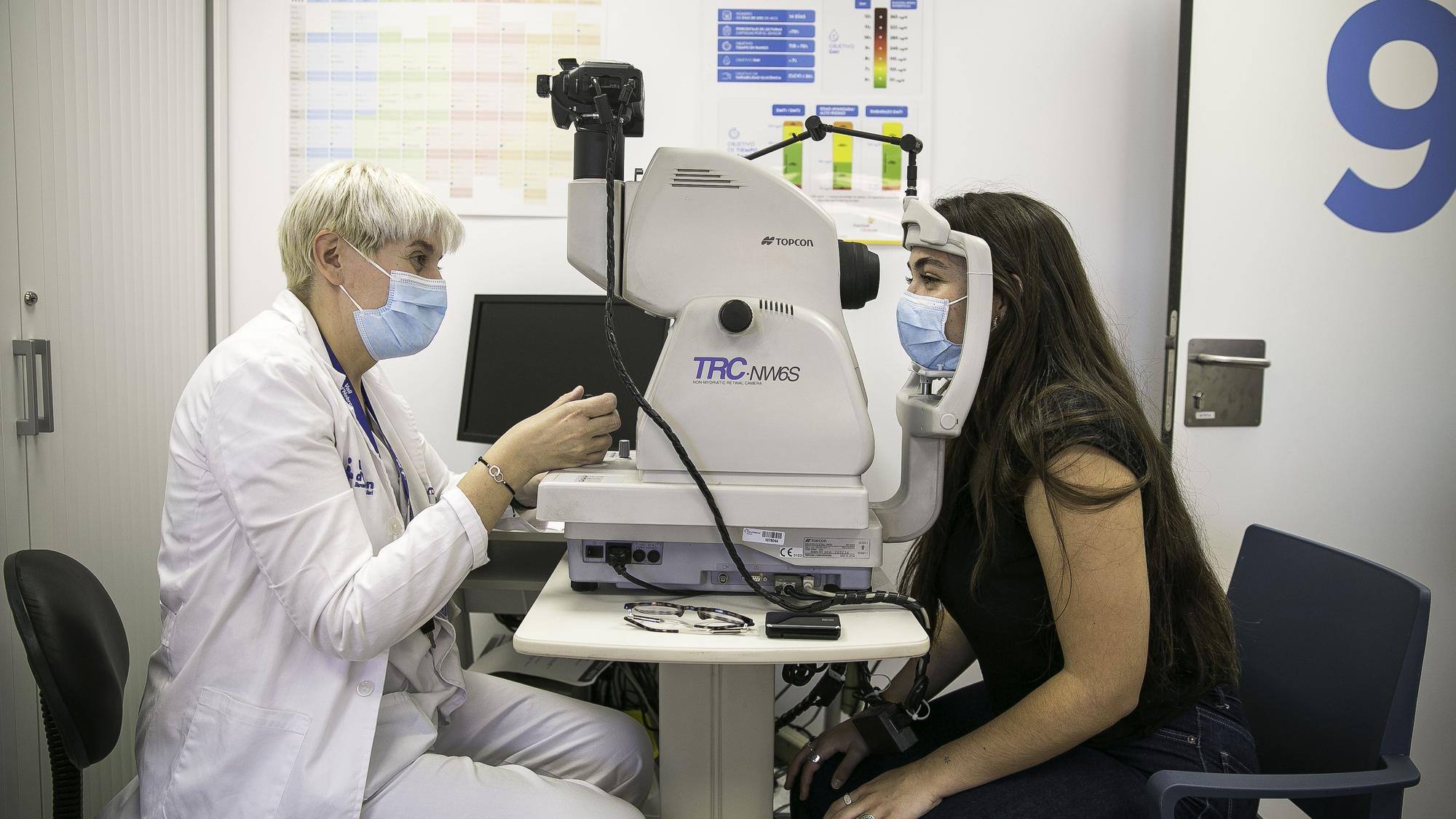 La enfermera Mónica Sánchez realizando una retinografía  a Nora Sanuy, paciente diabética de tipo 1