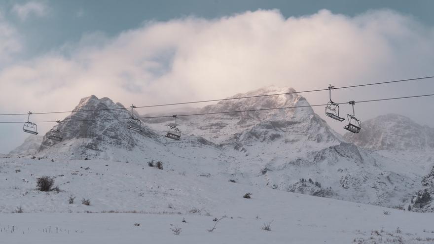 El Pirineo hace acopio de nieve y el esquí espera adelantar su apertura