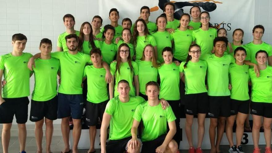 Los nadadores del CT Elche con sus entrenadores