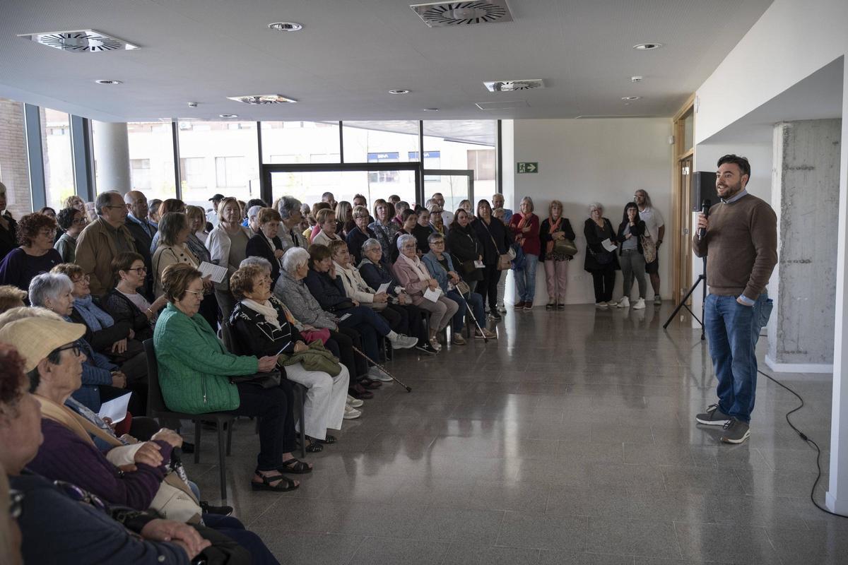 L'alcalde, Oriol Ribalta, en un parlament a l'inici d'una de les visites guiades