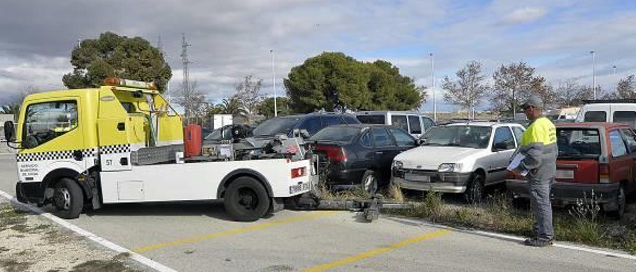 La grúa ofrecerá un servicio gratuito para retirar los vehículos viejos de la calle y tramitar su desguace