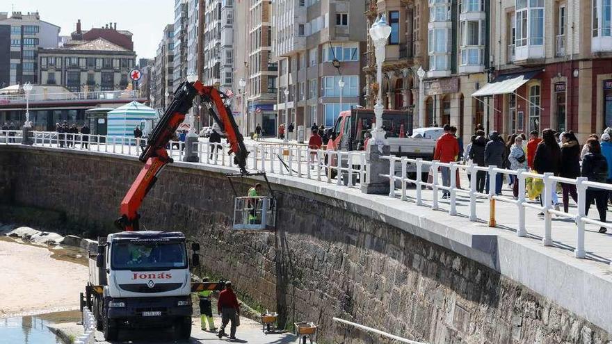 Reparación de desperfectos en los botaolas del paseo del Muro