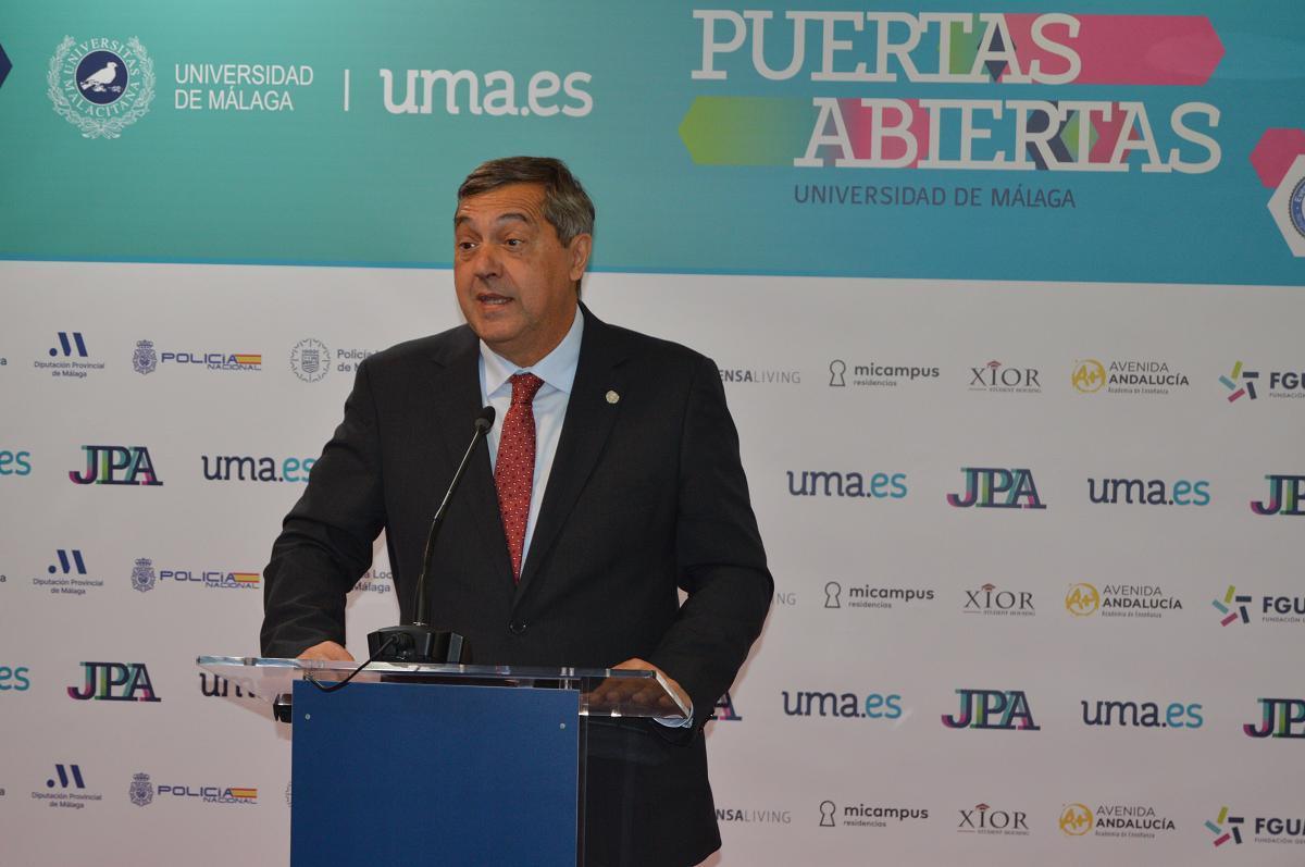 Teodomiro López en la inauguración