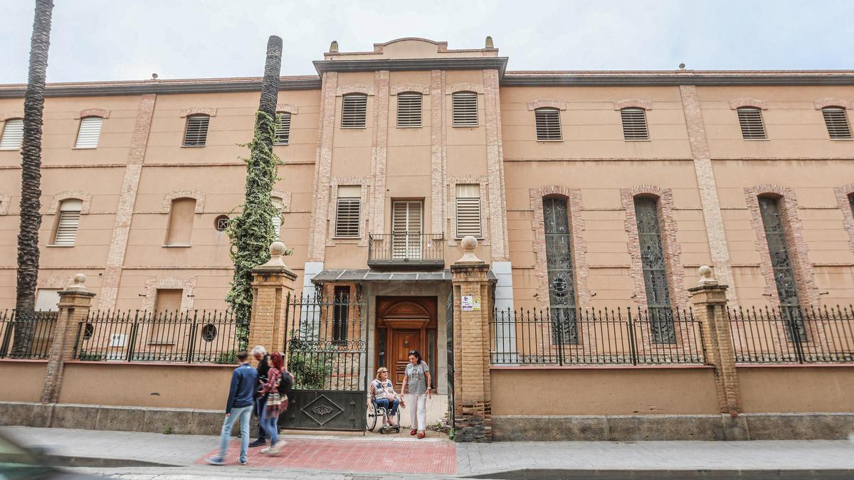 Fachada del antiguo asilo de Orihuela.