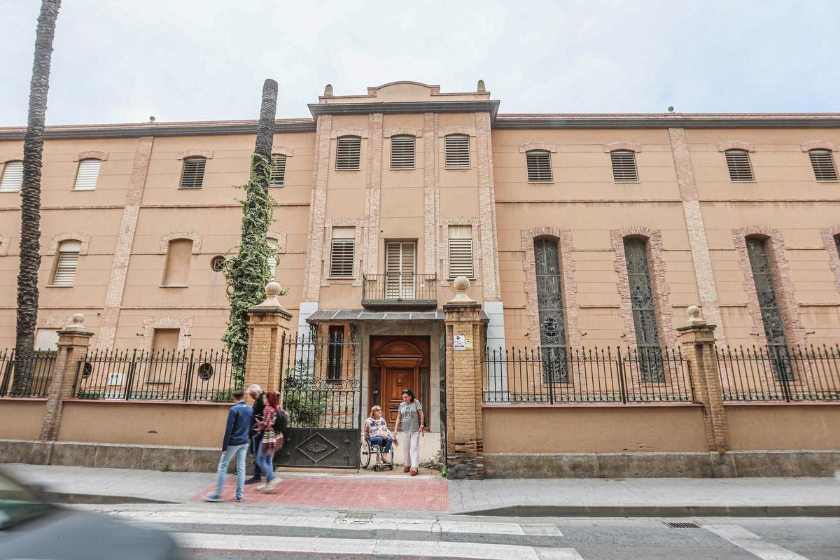 Fachada del antiguo asilo de Orihuela.