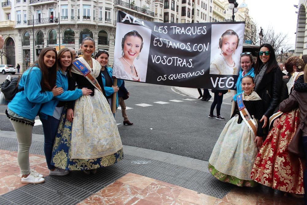 Al bajar, las falleras de Roqueta esperaron a Alicia y Vega