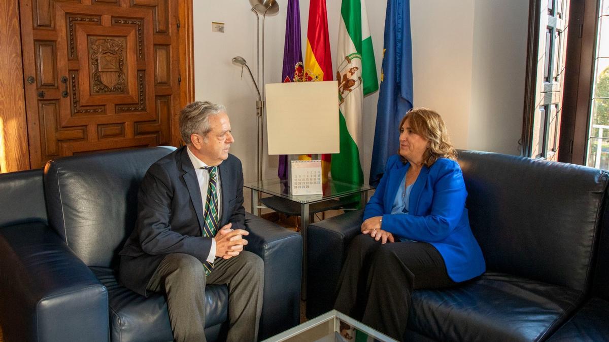 Salvador Fuentes y Ana López durante su encuentro en la Diputación de Córdoba.