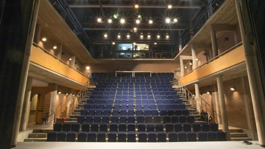 Pla obert del Teatre de Salt buit el 12 de març de 2020.