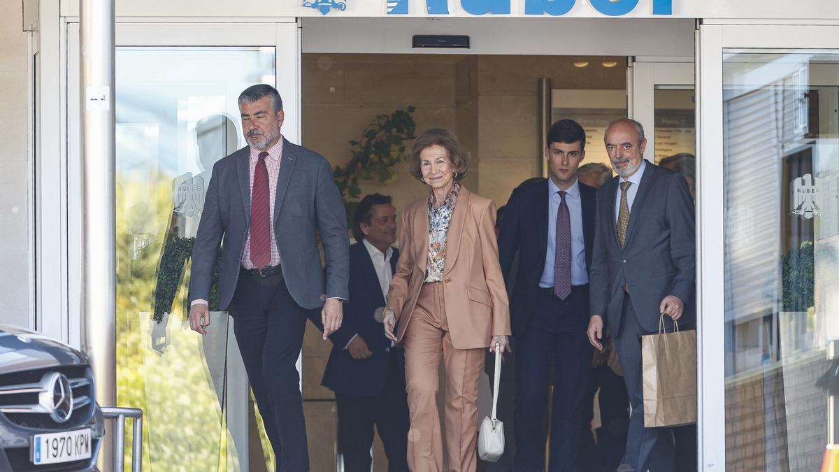 La reina Sofía a la salida de la clínica Ruber de Madrid