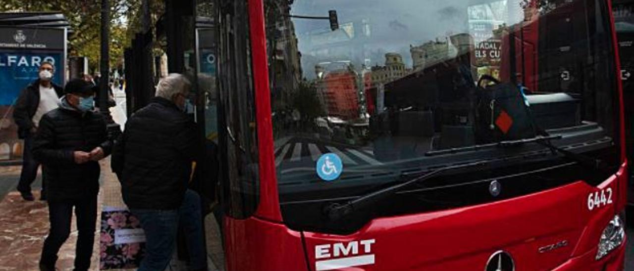 Un autobús de la EMT recoge a dos pasajeros. | GERMÁN CABALLERO