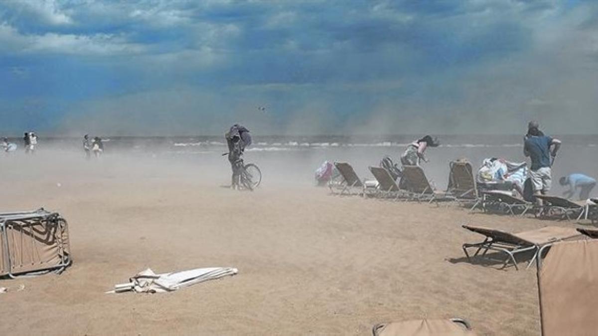 El fuerte viento levanta arena en la playa de la Barceloneta, ayer.