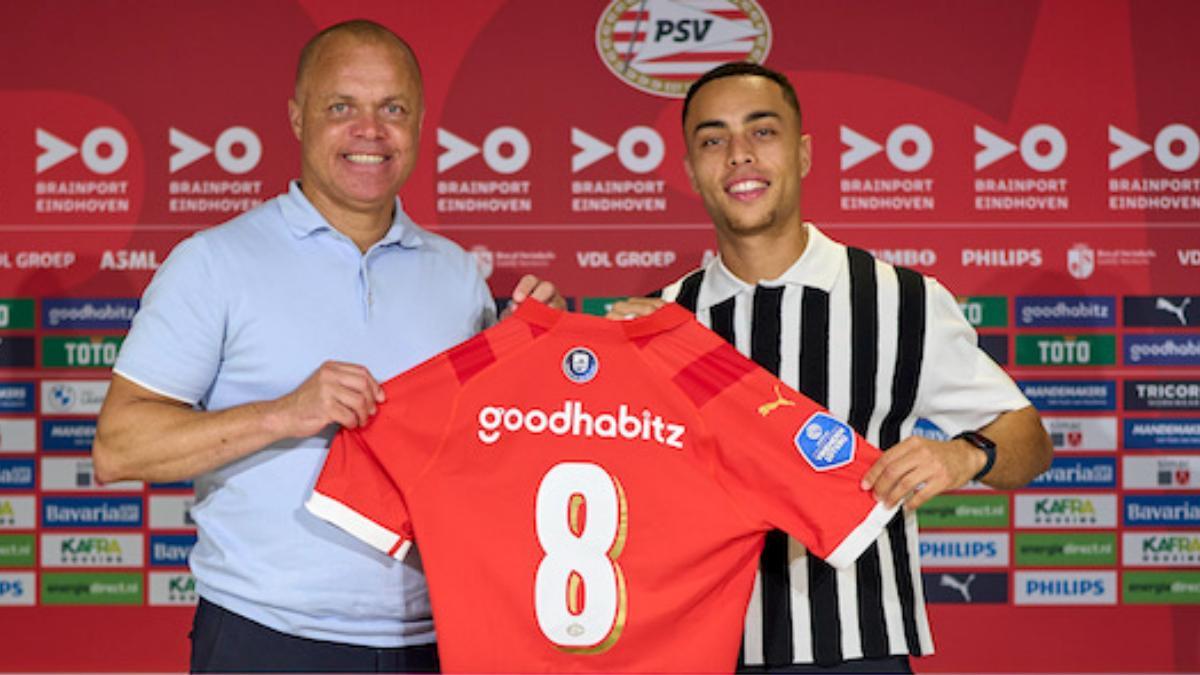 Dest ya posa con la camiseta del PSV