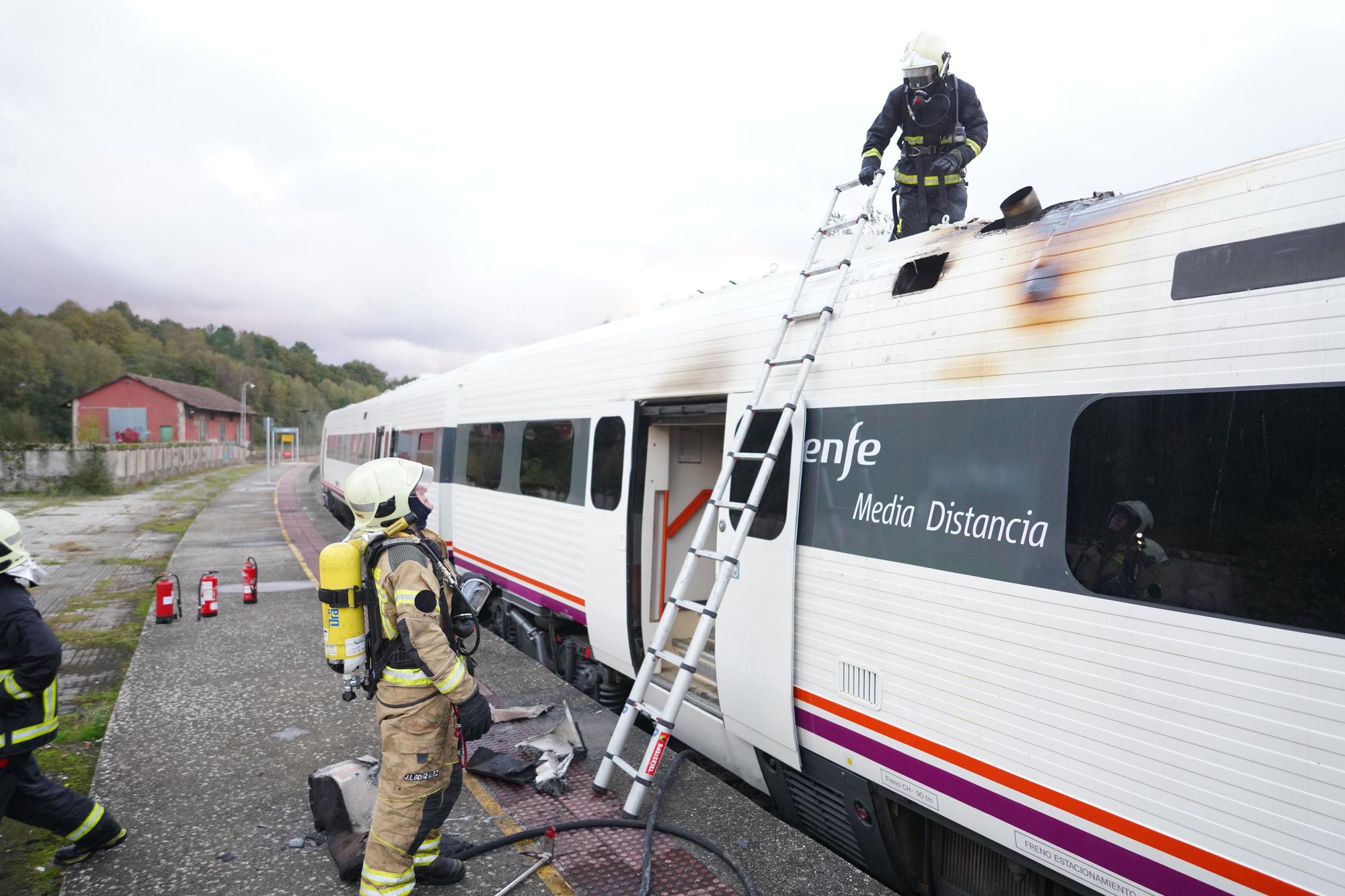 Incendio en el tren que cubre el trayecto Ourense-O Carballiño-Santiago de Compostela
