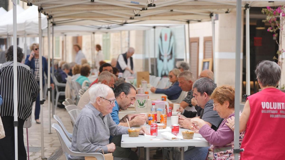 Comensales en la comida popular de 'Bessons de fava', este jueves en Inca.