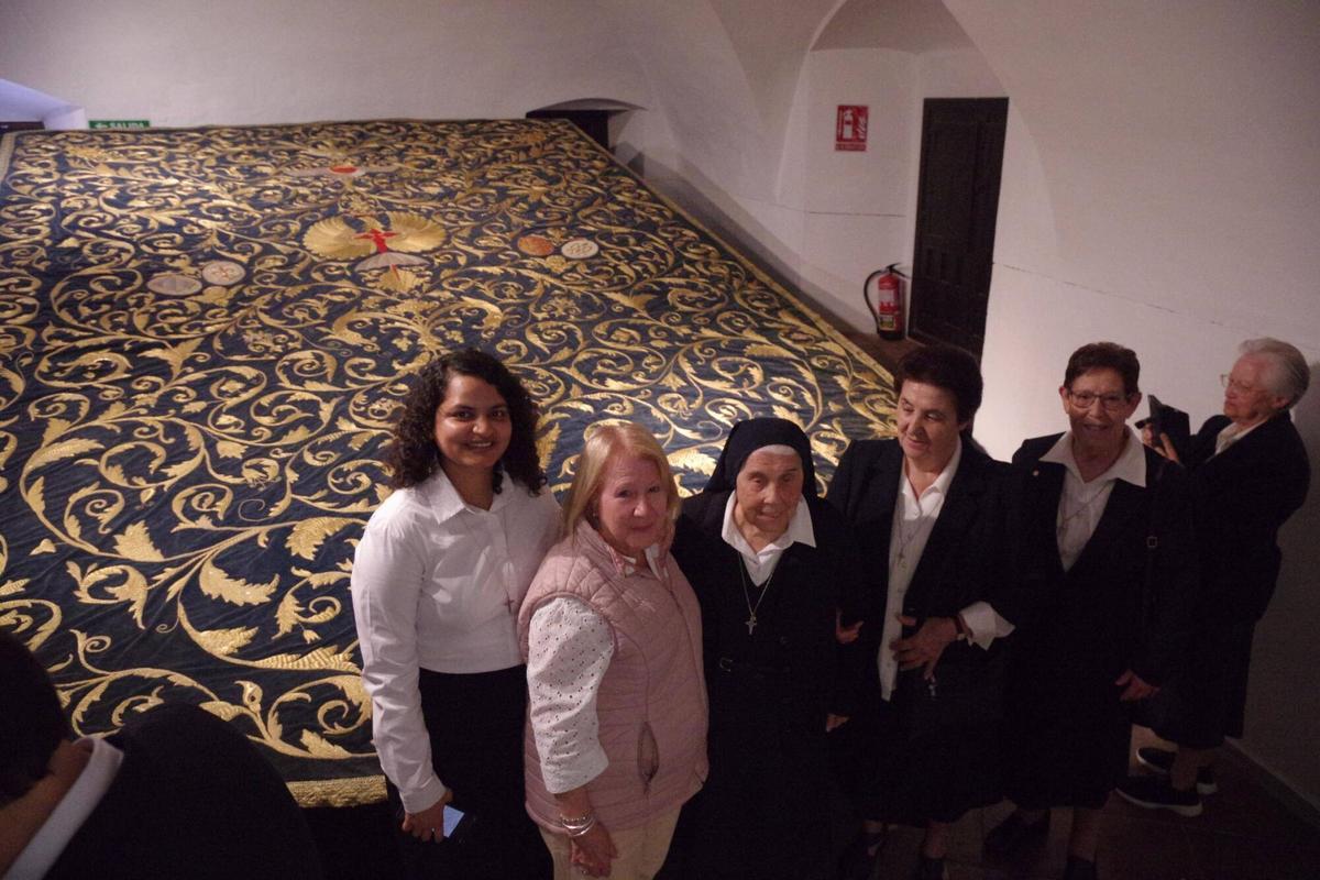 La Agrupación de Cofradías muestra el legado de los bordados de las Hermanas Trinitarias en Málaga