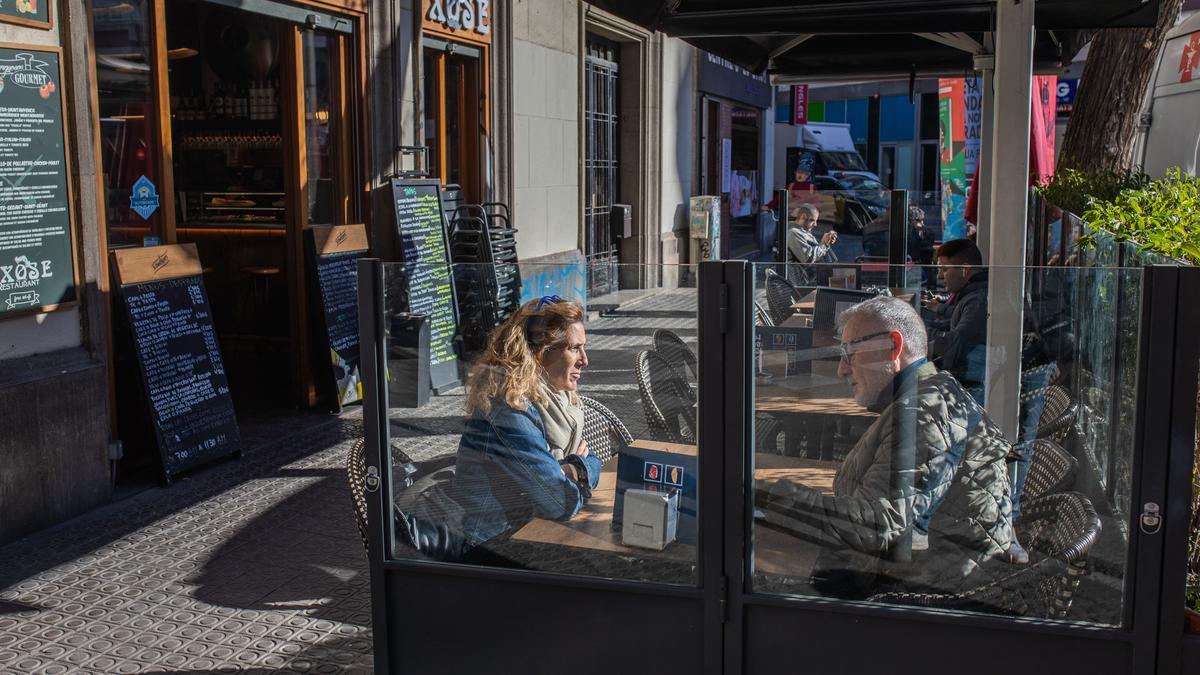 Una terraza en la calle Sepúlveda, en el barrio de Sant Antoni, en Barcelona.