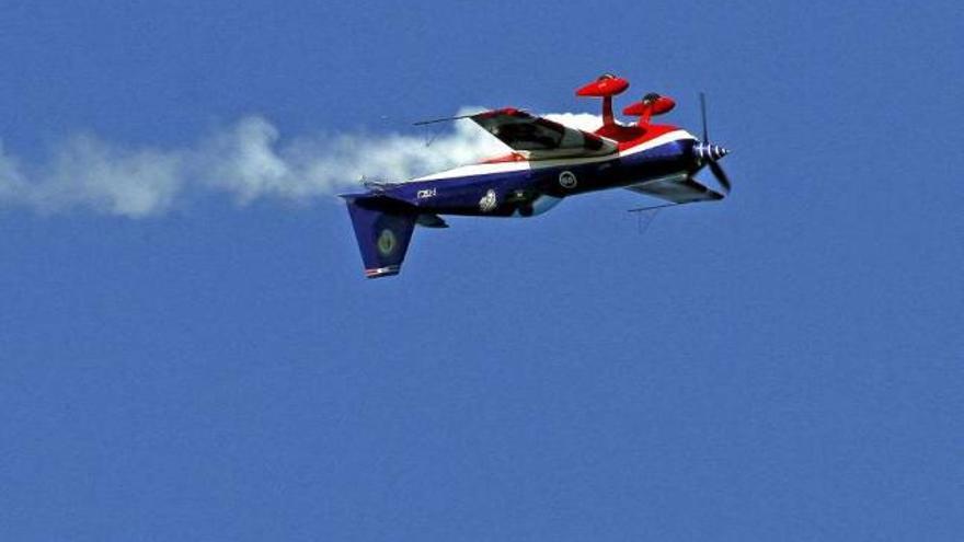 Un avión hace una acrobacia en el festival aéreo celebrado en Vigo en 2011. / la opinión
