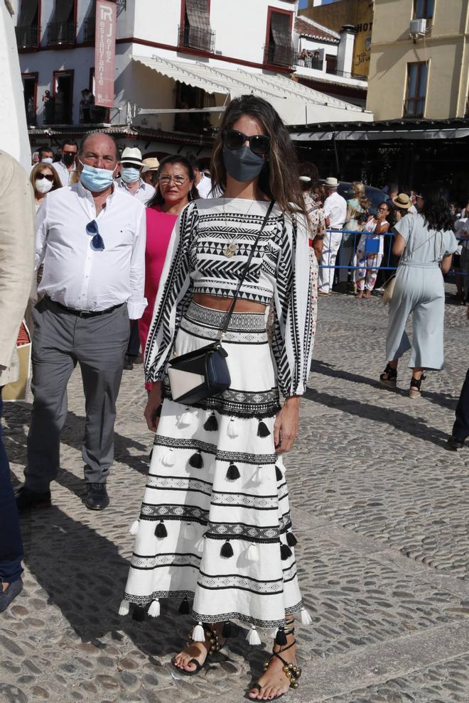 Ines Domecq con falda larga en blanco y negro en la corrida Goyesca de Ronda