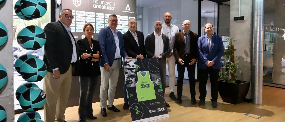 Pena, Aguilar, Torrejimeno, De Torres, Lucena, Aguirre, Morales y Bandrés, en la presentación del campeonato andaluz sub 17 de baloncesto 3x3.