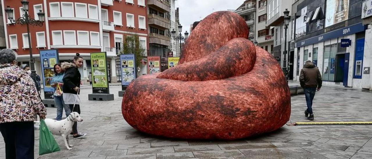 El inflable gigante representa los 900 kilos de excrementos que producen los más de 9.000 perros de Vilagarcía en un día.  | // FDV