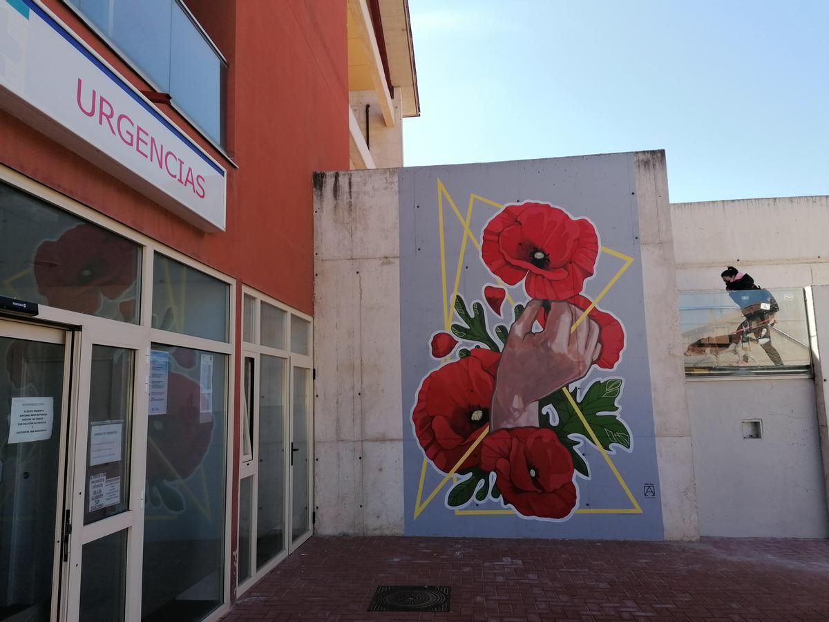 Mural pintado por Carlos Adeva en una pared lateral del acceso a Urgencias