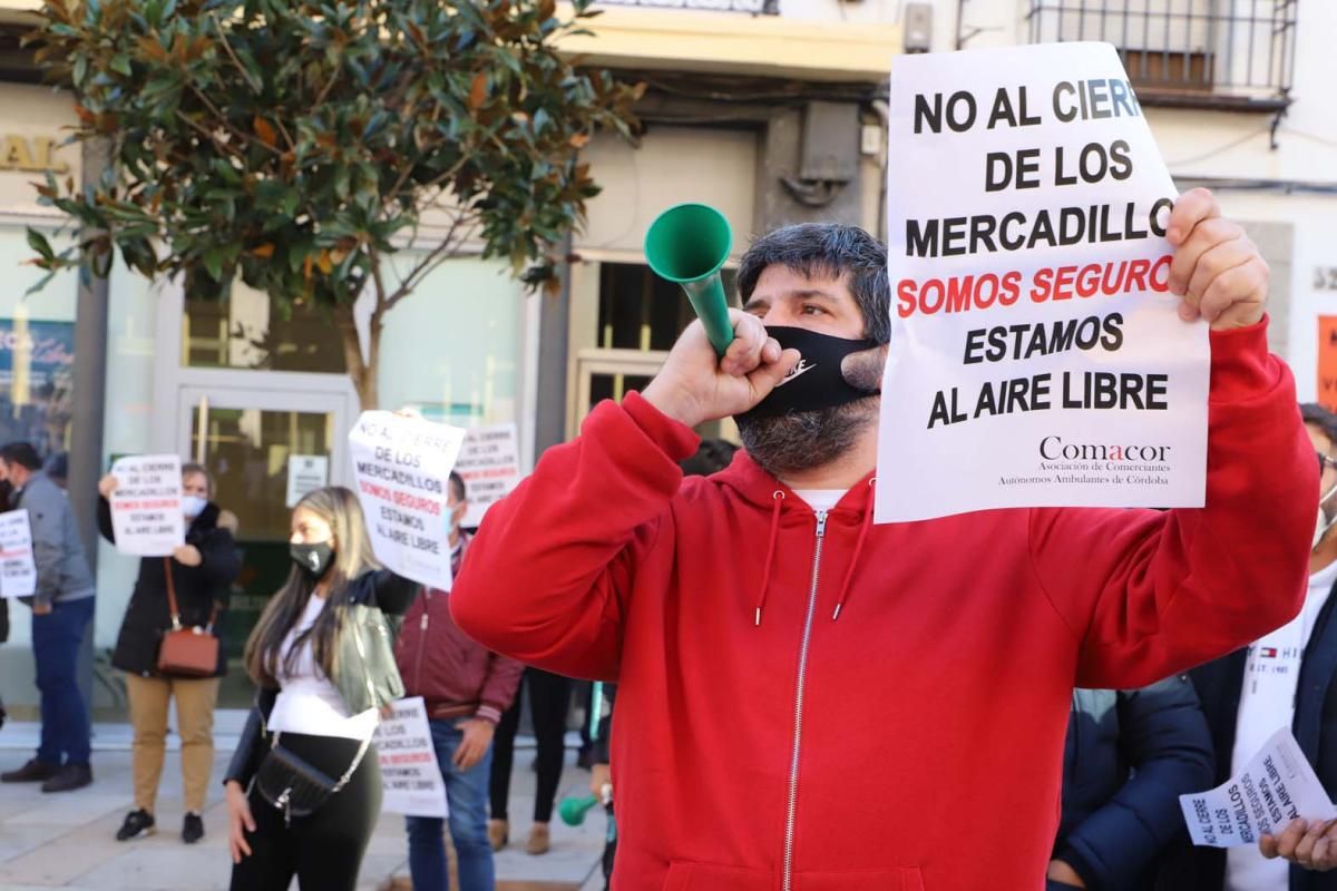 El comercio ambulante protesta ante el Ayuntamiento por el cierre de los mercadillos