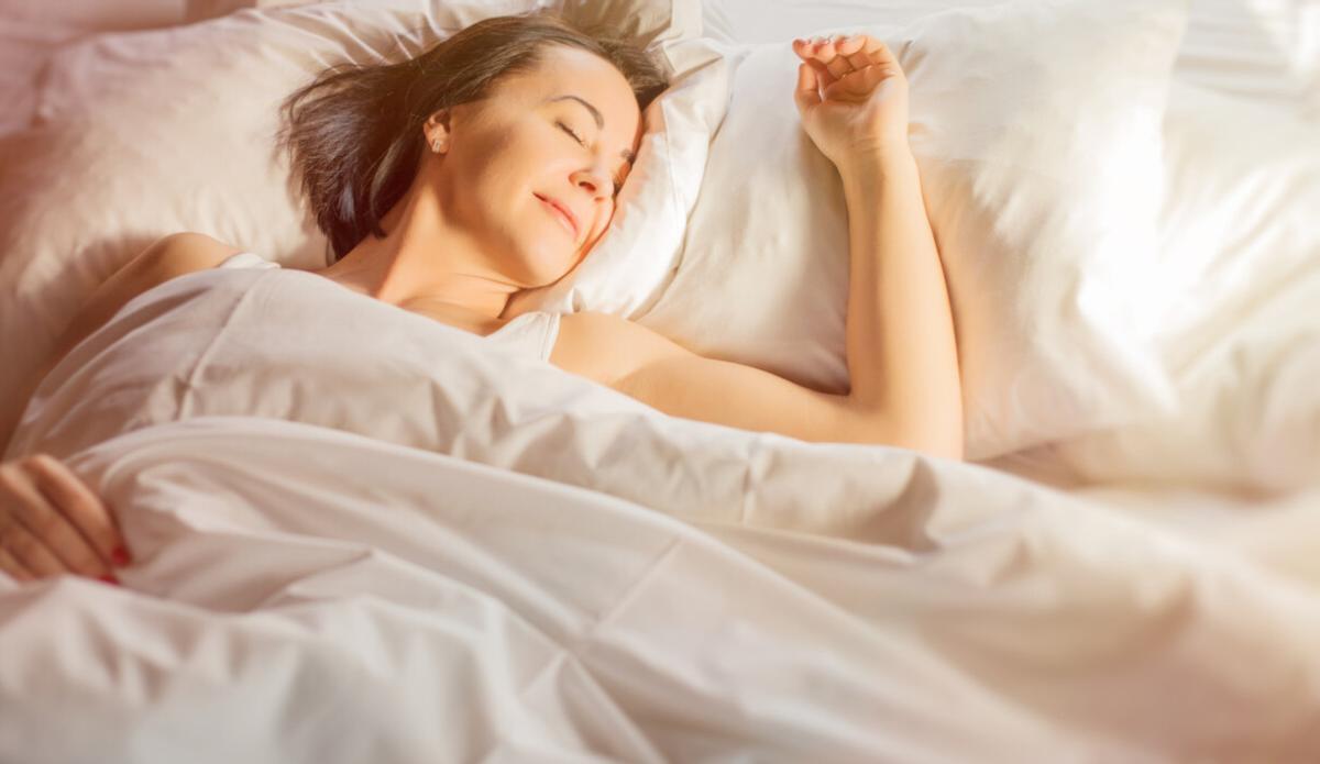 Además de acostarte y levantarte a la misma hora, es importante crear una rutina relajante antes de acostarte.